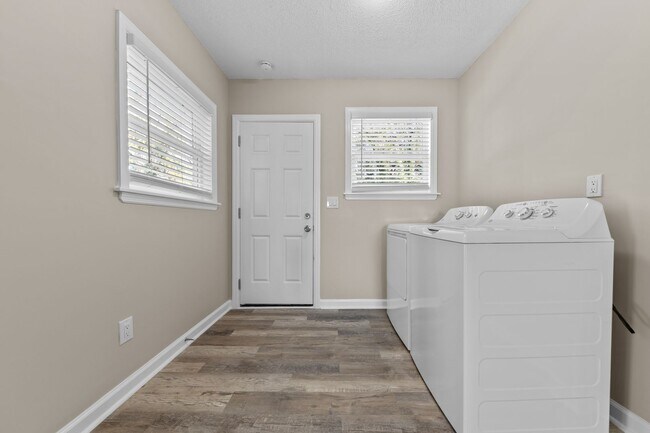 Building Photo - Welcome to this beautiful newly renovated 3-bedroom home!