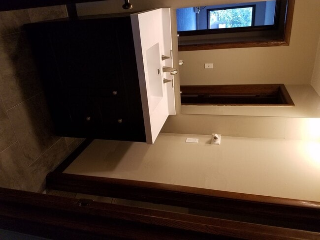 Building Photo - Remodeled 2 Bedroom