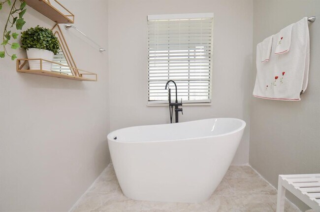 Building Photo - 5630 Fairdale Ln