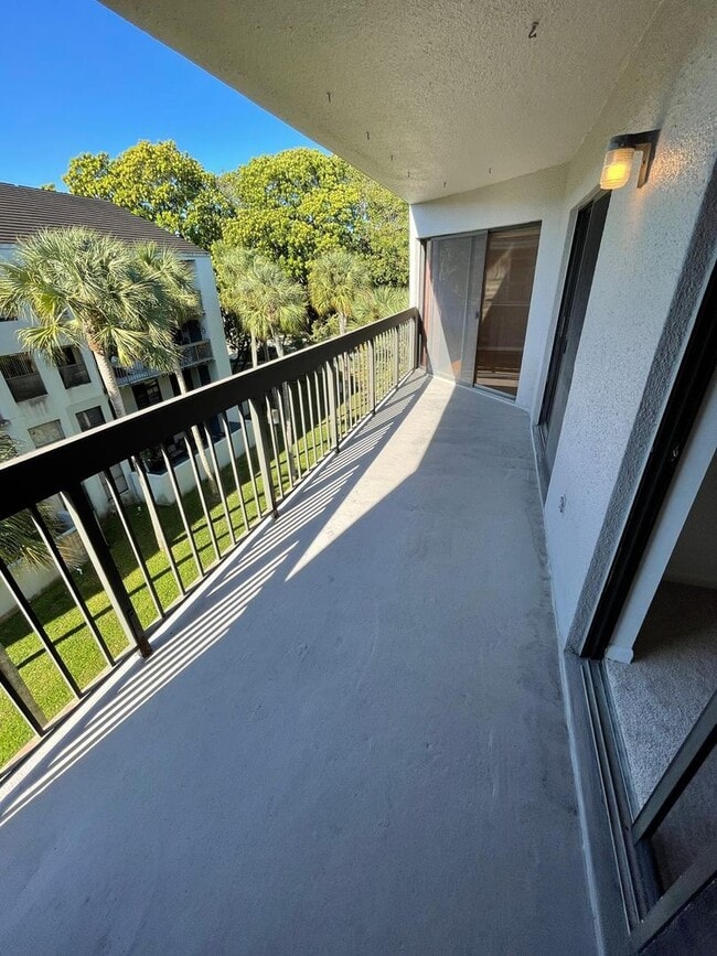 Building Photo - Calusa 403DN