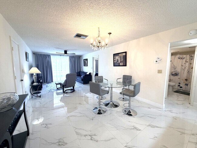 Building Photo - 2/2 STUNNING SEASONAL RENTAL IN SUNNY N. FT. MYERS, FL