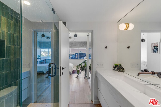 Building Photo - 7135 Hollywood Blvd