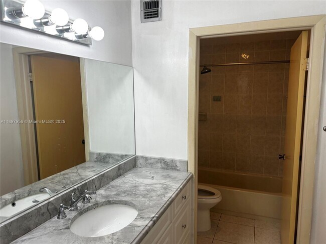 Building Photo - 10855 SW 112th Ave