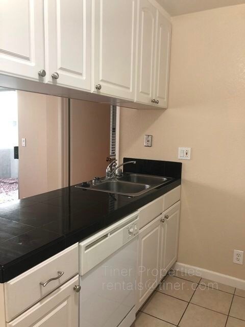 Building Photo - Natomas 2 Bedroom Condominium in Gated Com...