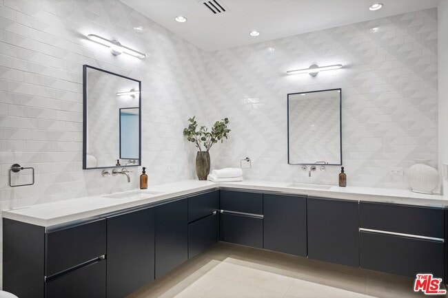 Building Photo - 160 N La Peer Dr