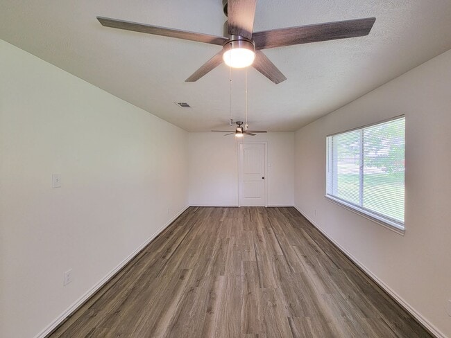 Building Photo - This fully renovated 3-bedroom, 2-bath home features a modern kitchen, large master suite with a ...