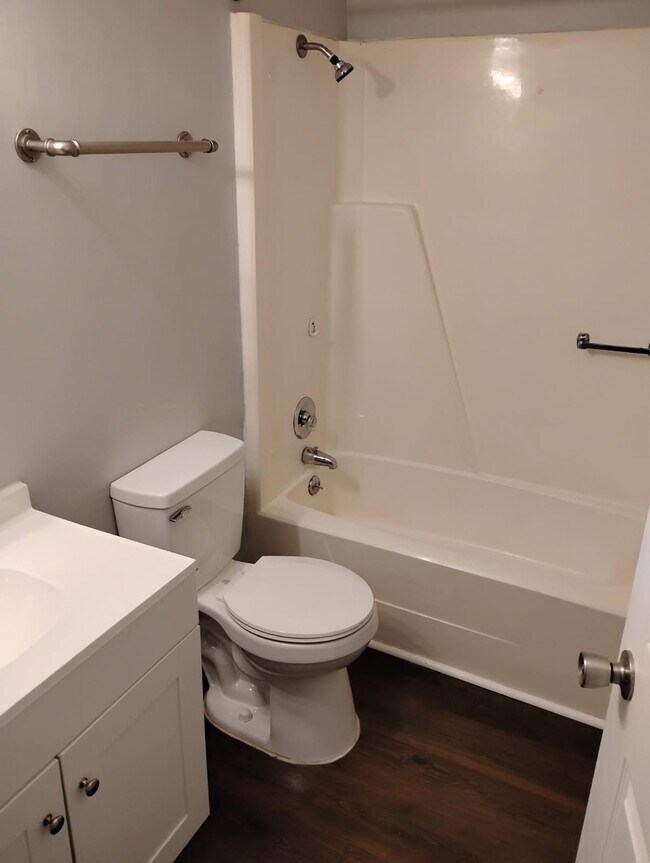 Building Photo - 1100 Northview Dr