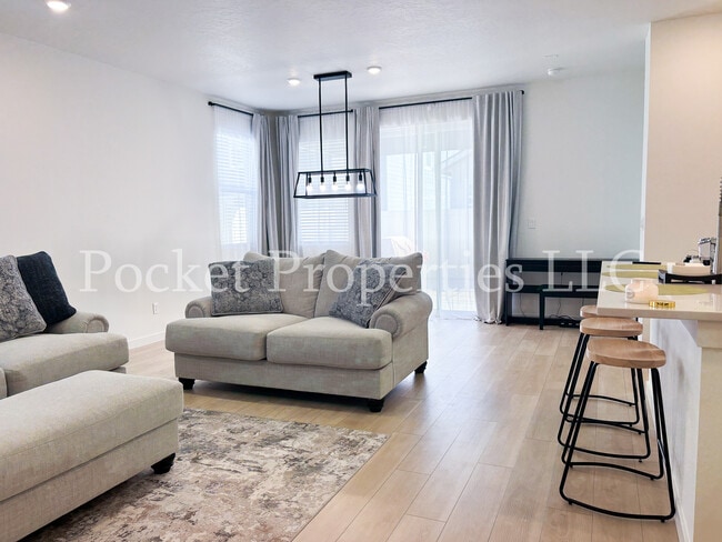 Building Photo - 577 W Norwich St