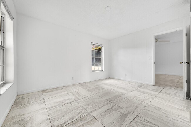 Building Photo - 811 Salem Ln