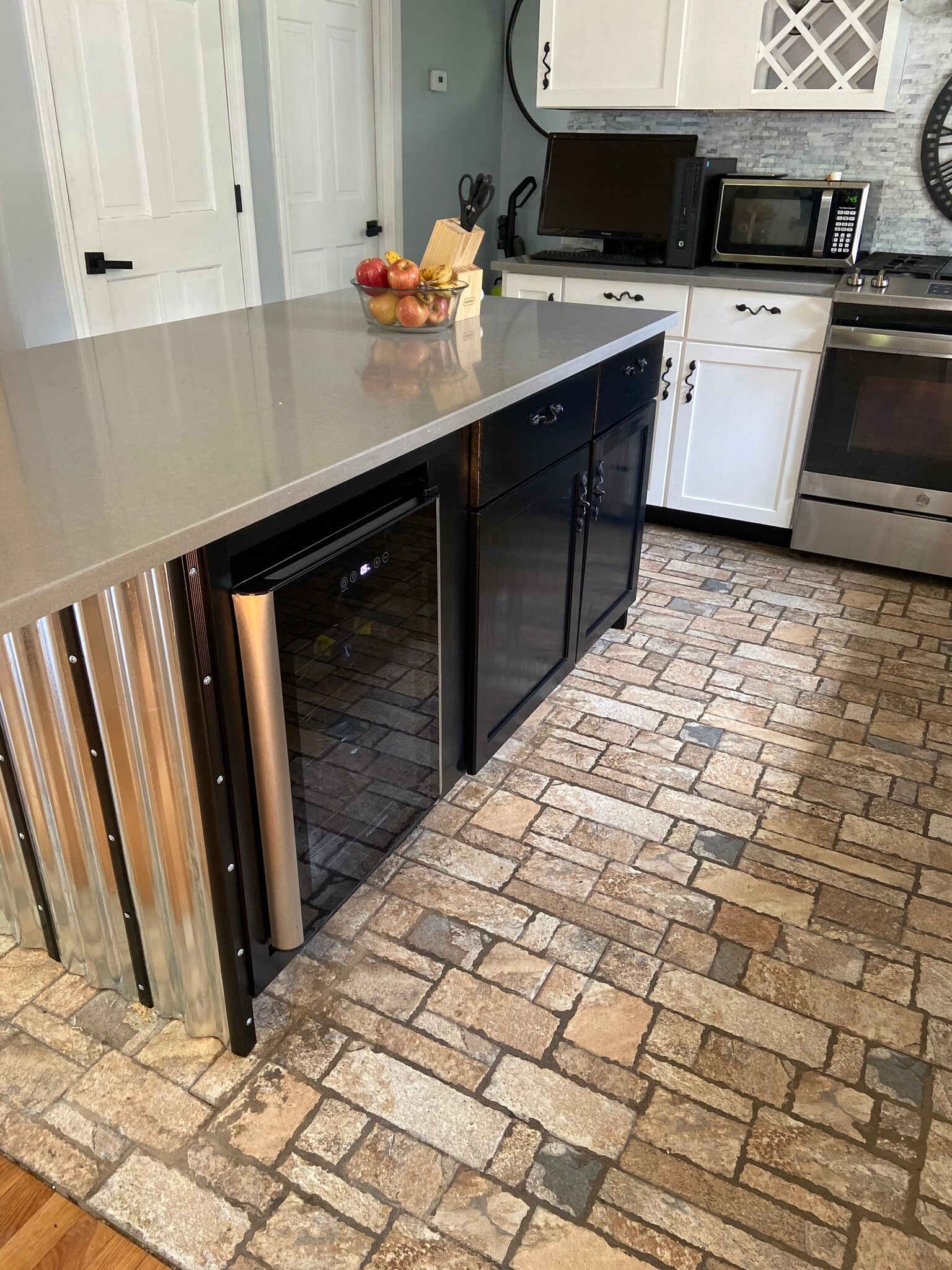 Kitchen - 636 Old County Rd N