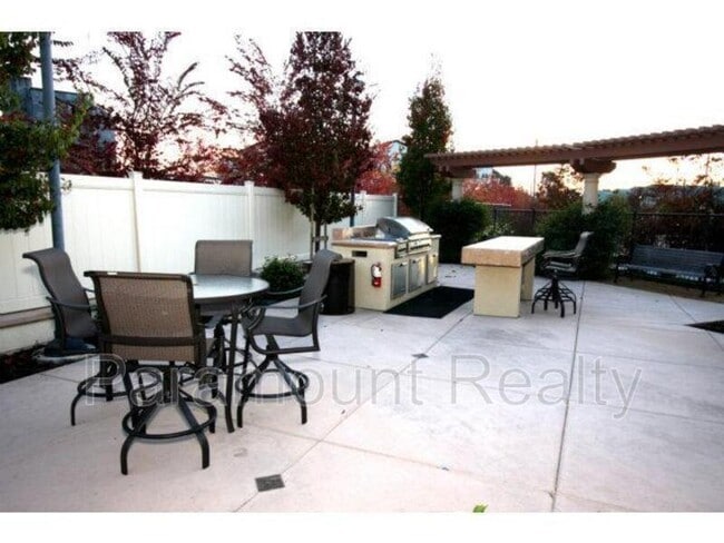 Building Photo - 700 S Abel St