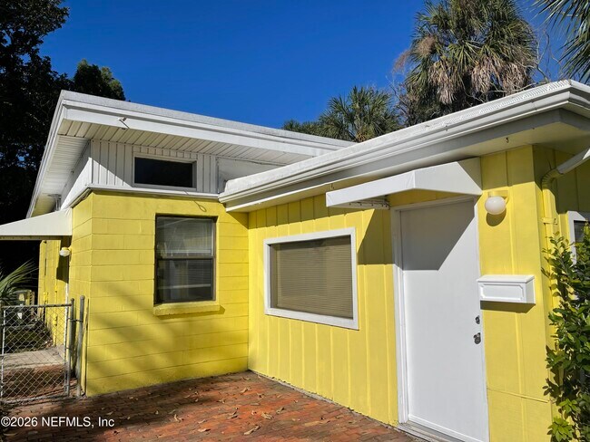 Building Photo - 530 Myra St
