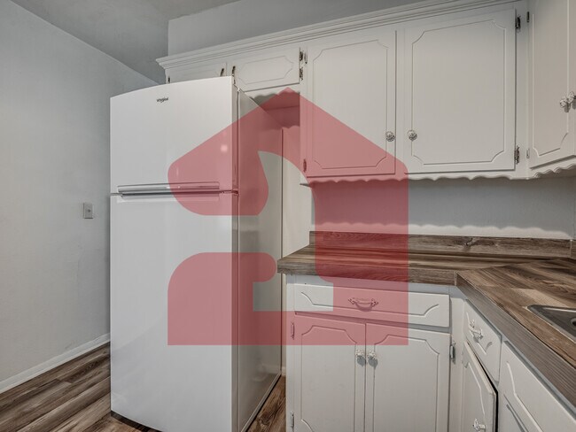 Building Photo - 224 W 5th St