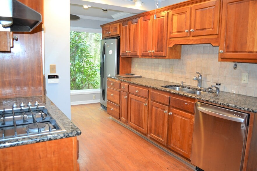 Building Photo - 388 Collier Rd NW