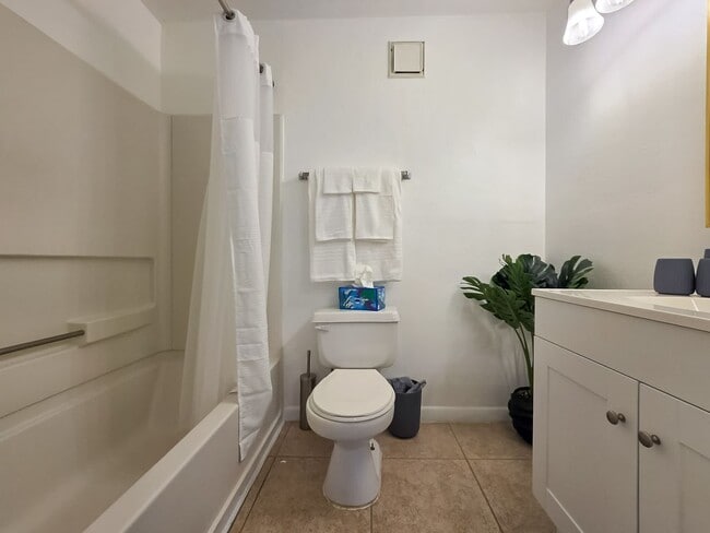 Building Photo - ROOM FOR RENT in a Charming 4/4 in University Terrace West - 411C