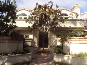 Building Photo - Light, bright and spacious 3 bedroom Coronado condo with garage!