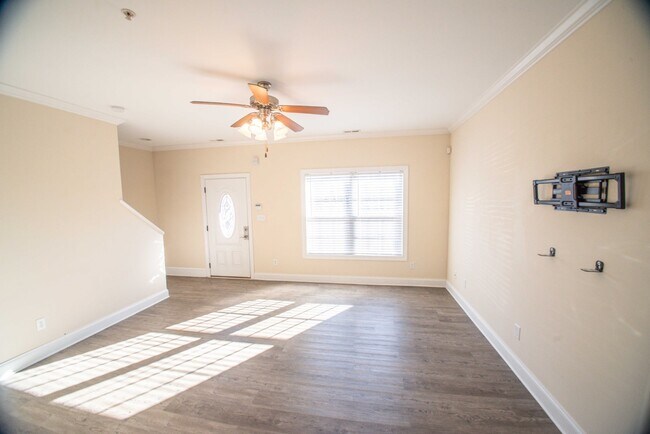 Building Photo - 614 N Center St