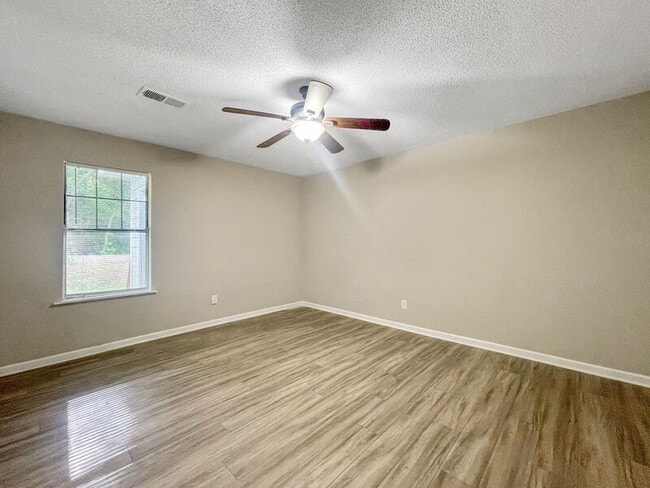 Building Photo - 2135 Valley Oaks Dr SE
