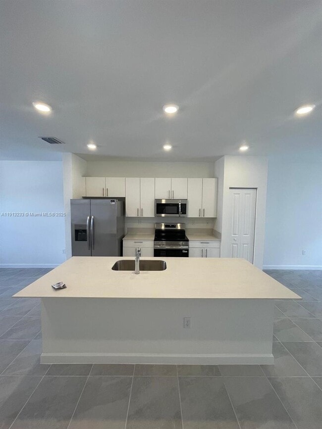 Building Photo - 1066 SE 2nd St