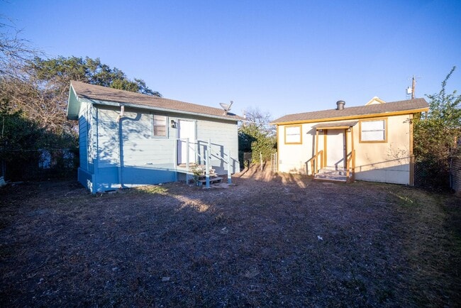 Building Photo - 611 Rochambeau St