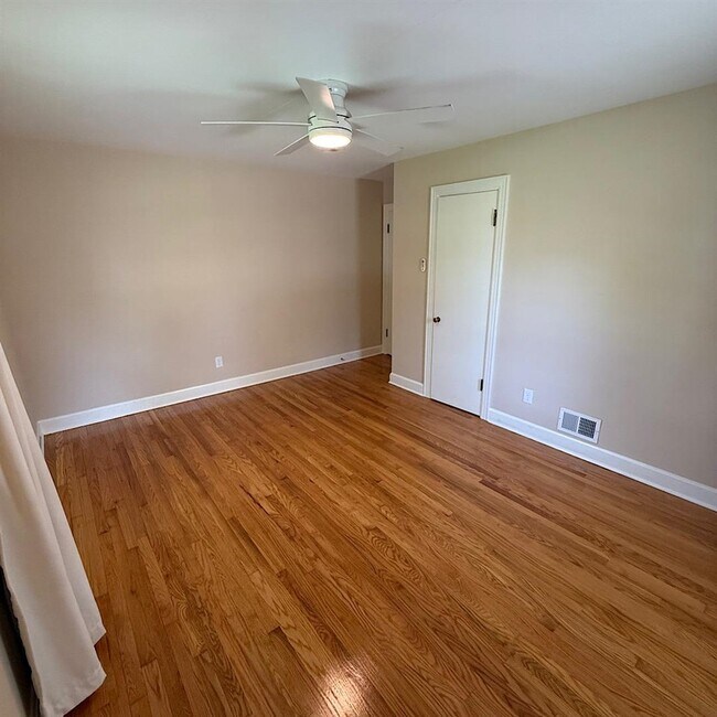 Building Photo - 1704 Kenton St