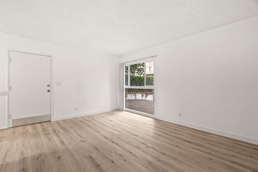 Building Photo - 826 S Grand View St