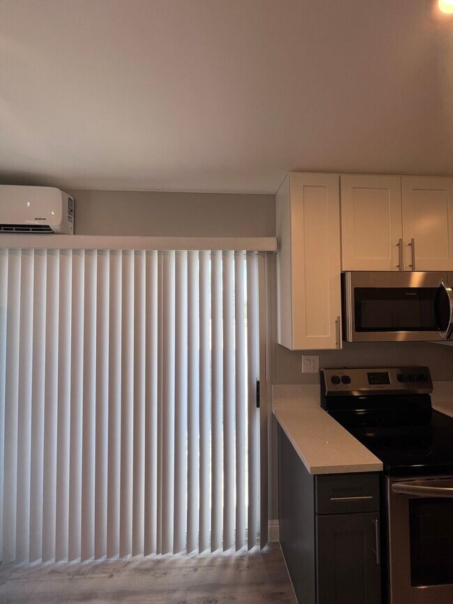 Building Photo - Beautifully Upgraded One Bedroom-One Bathr...