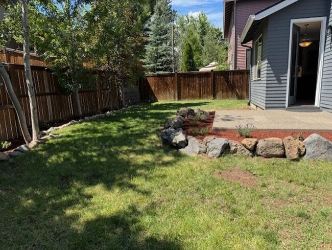 Building Photo - Large Home SW Bend