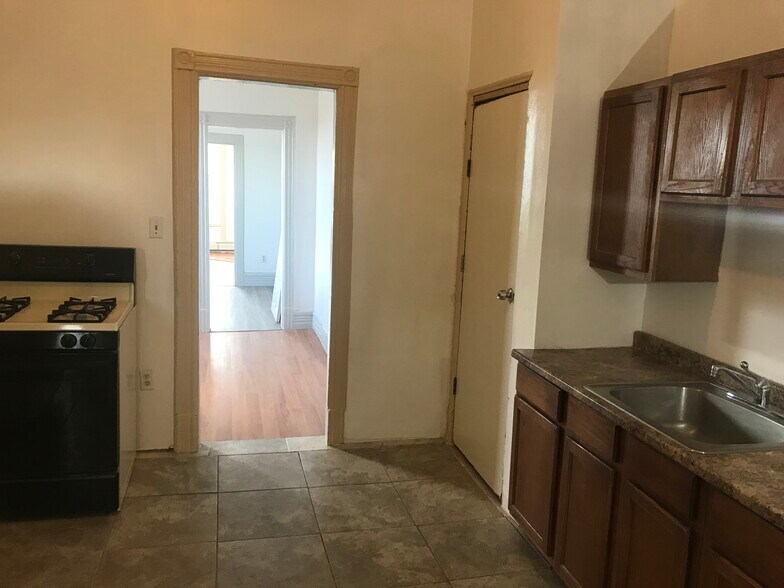 Large kitchen - 354 15th Ave