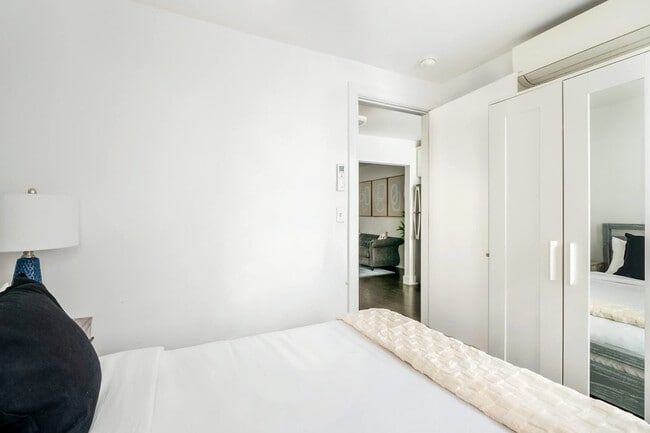 Building Photo - 359 W 39th St