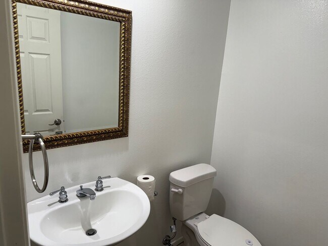 Building Photo - Beautiful Camarillo Townhome