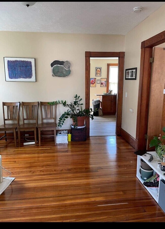 Building Photo - 14 Bardwell St