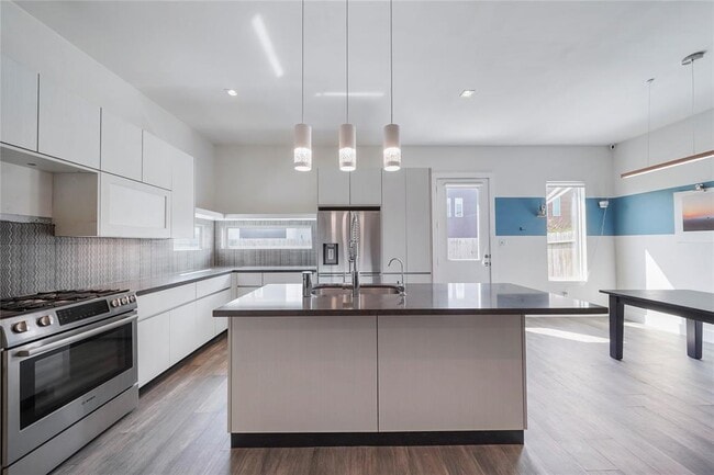 Building Photo - 5509 Paraiso Pl