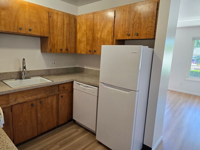 Building Photo - *!*!* Ground Floor Pet Friendly 1 Bedroom ...