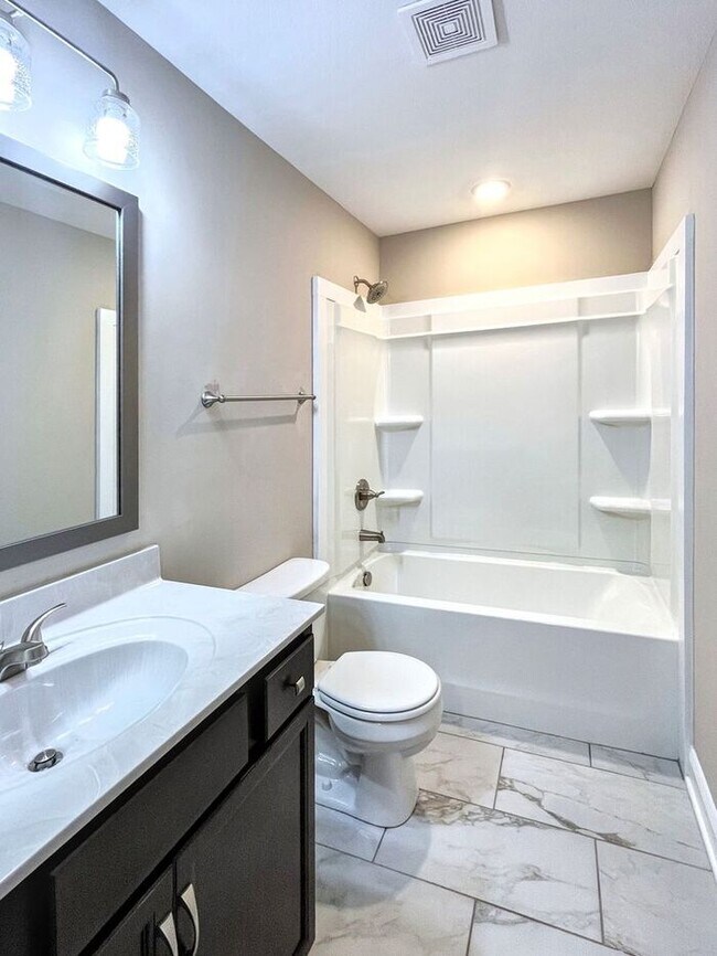 Building Photo - Spacious 3-Bedroom Home in a Prime Locatio...