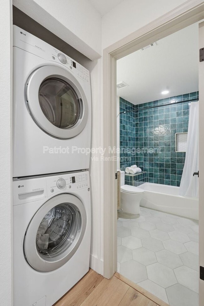 Building Photo - 9708 E Vía Linda