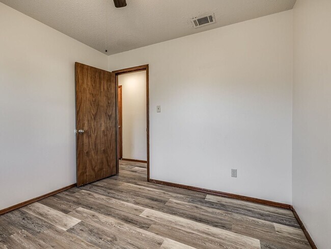 Building Photo - Move in discount / $800 first month rent