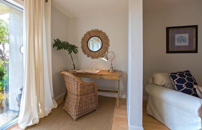 Building Photo - Utilities Paid! Modern 2 Bed Condo on the Water! Live by the Bay