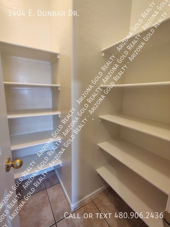 Building Photo - 1404 E Dunbar Dr