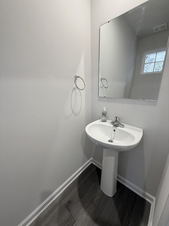 Building Photo - 400 el Camino Dr