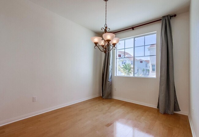 Building Photo - Available Now! Tri-Level 3 Bedroom 3.5 Bath Townhome!!