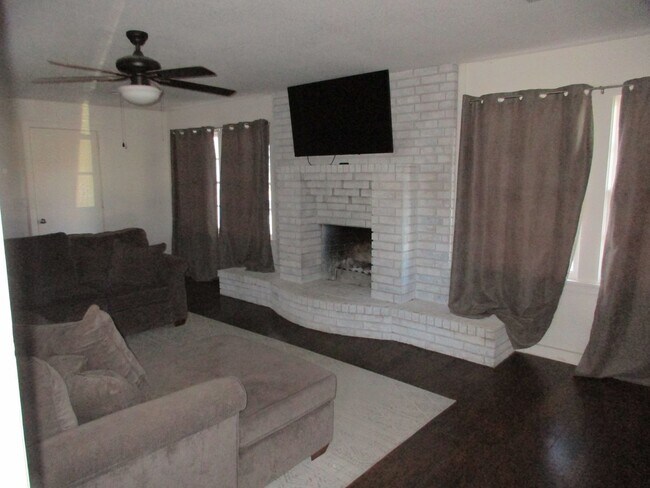 Building Photo - Beautiful 4/3 House for Rent in Lampasas, TX