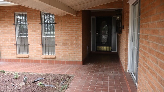 Building Photo - 1810 Town and Country Dr