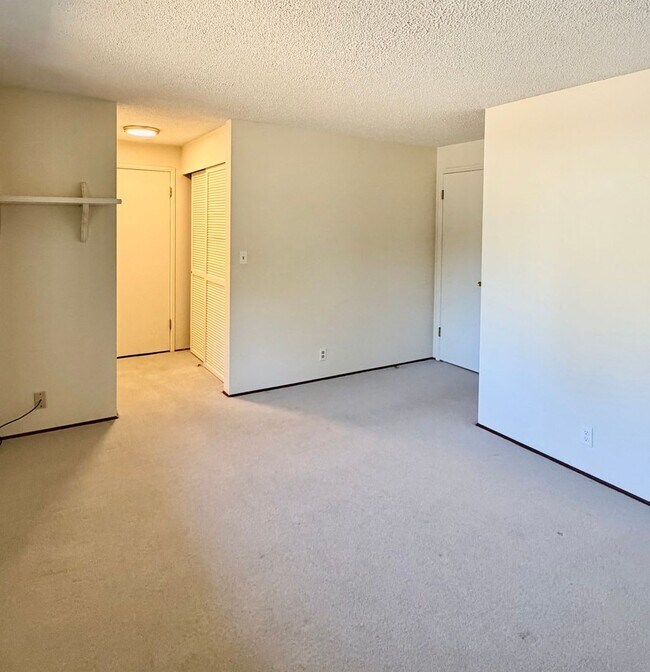 Building Photo - 4 Bed / 2.5 Bath Bellevue rambler $4,095/month