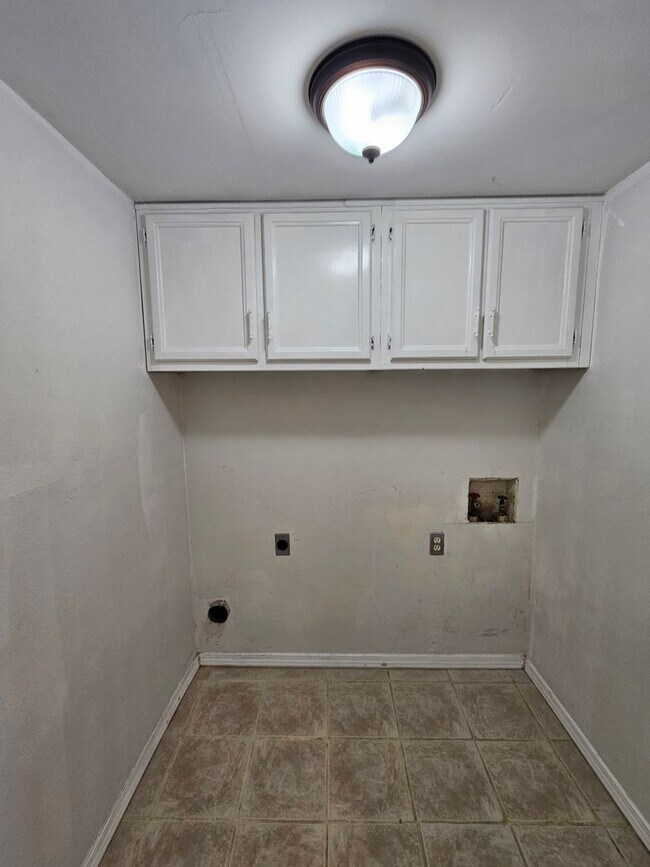 Building Photo - 129 Crystal Bend