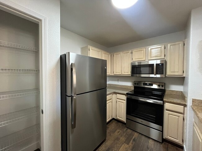 Building Photo - 555 E Silverado Ranch Blvd
