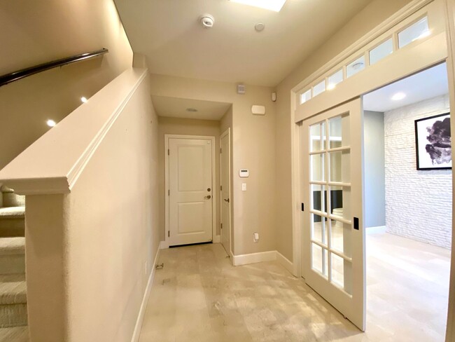 Building Photo - Pleasanton Andares townhouse 3 BD + office...