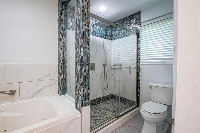 Building Photo - 883 Commodore Dr