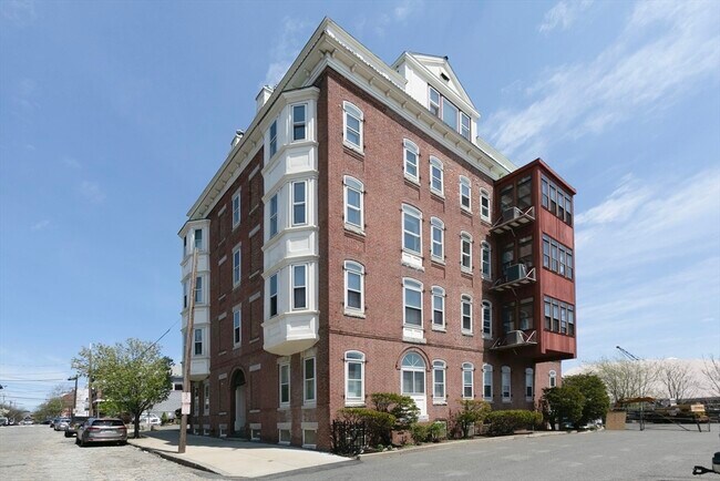 Building Photo - 37 Winnisimmet St