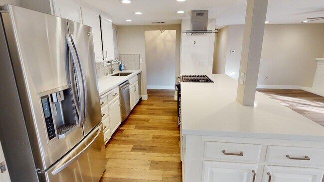 Building Photo - 1713 El Paseo Dr